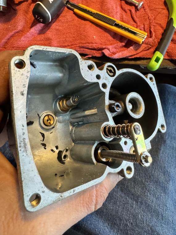 IMG_3015 Angled interior view of black float crumbs next to main jet, cotter-pinned power valve, and twin-post pump